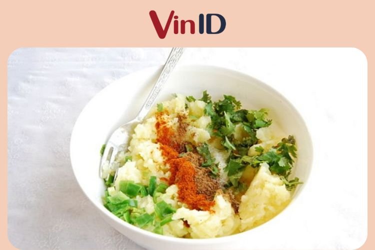 Trộn khoai tây cùng các loại gia vị Trộn khoai tây cùng các loại gia vị