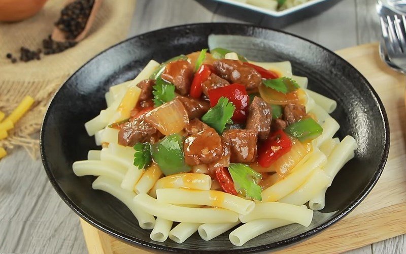 món nui xào bò lúc lắc