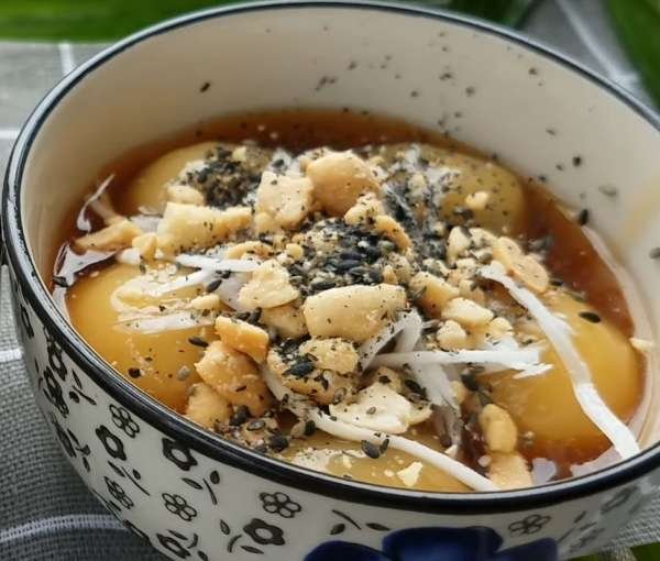 Thưởng thức chè trôi nước nhân mặn