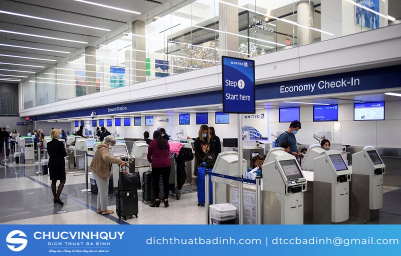 Làm thủ tục tại cổng nhập cảnh sân bay