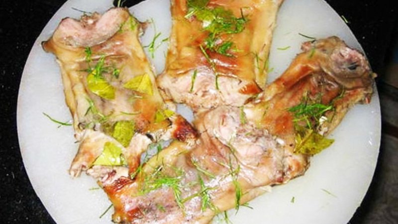 Thịt chuột luộc ép lá chanh