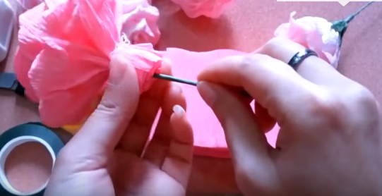 3 cách làm bông hồng bằng giấy nhún