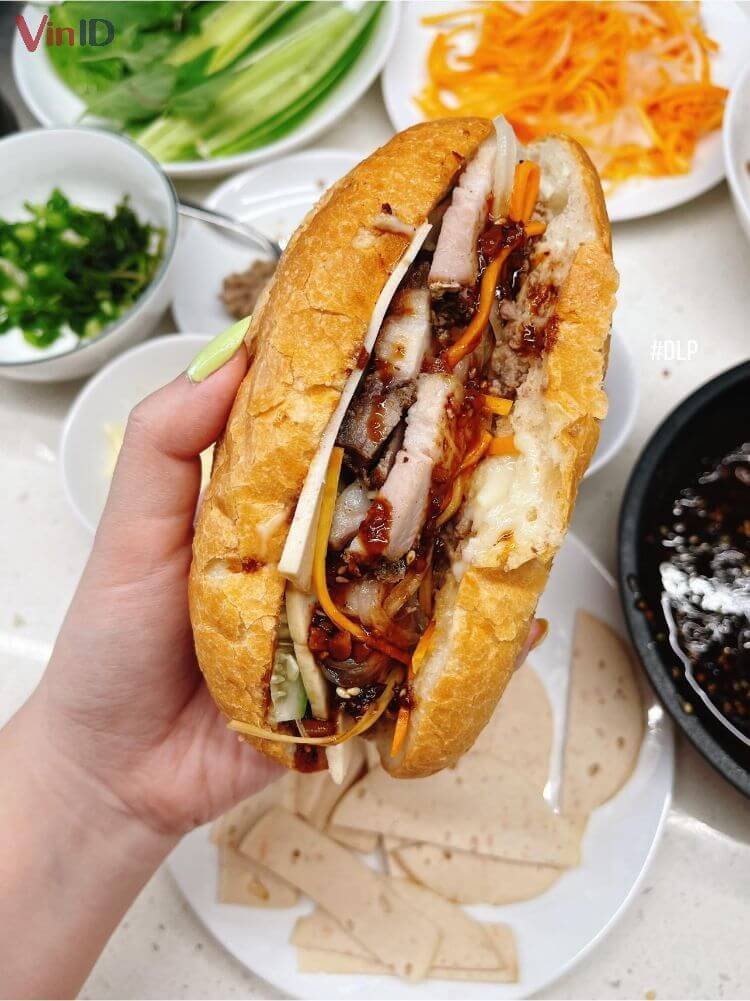 Bánh mì heo quay chan nước sốt Bánh mì heo quay chan nước sốt