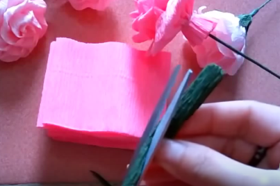 3 cách làm bông hồng bằng giấy nhún