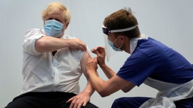 Thủ tướng Anh được tiêm liều thứ 2 của vaccine AstraZeneca hôm 3/6