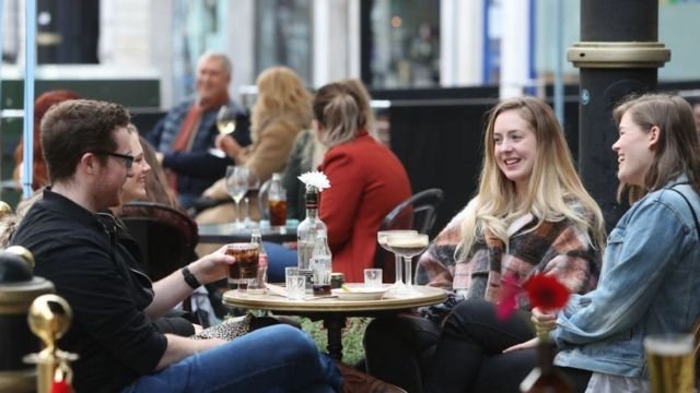 Người dân tại Cardiff, xứ Wales tại một quán ăn ngoài trời tháng 10/2020