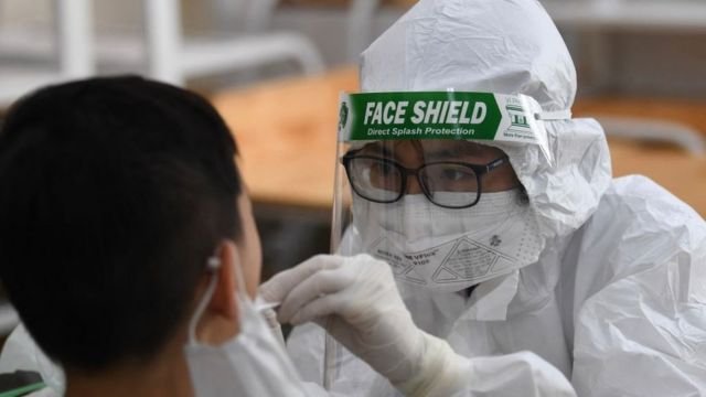 Một người dân đang được xét nghiệm Covid-19 tại Việt Nam