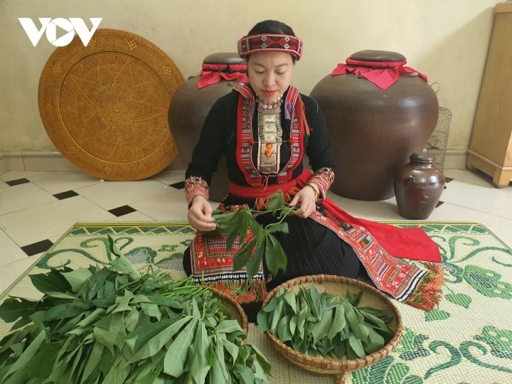 Rau sắn muối chua, món ăn lạ miệng của người Dao đỏ - 1