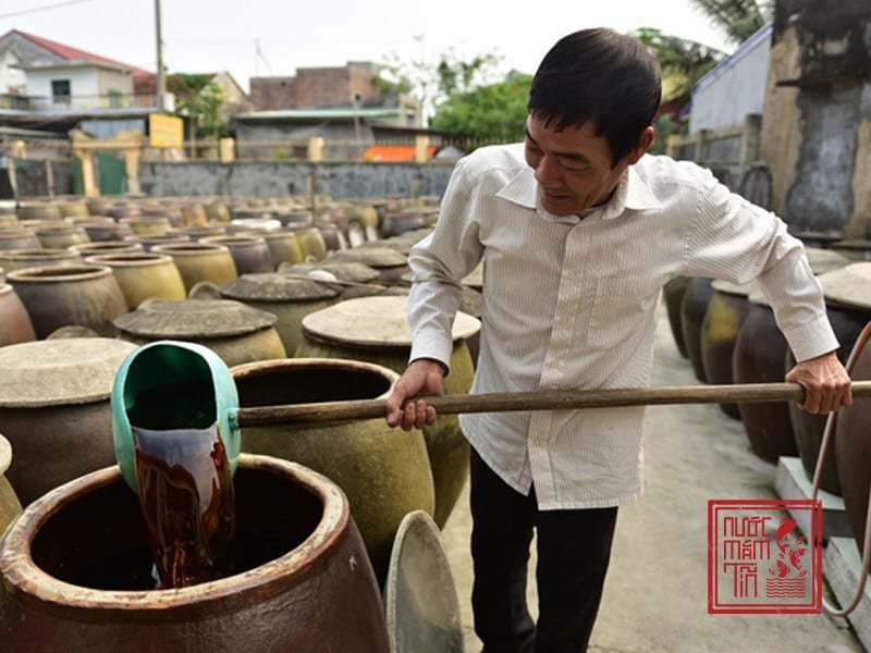 ủ chượp nước mắm cá cơm than trong lu để tránh ánh sáng
