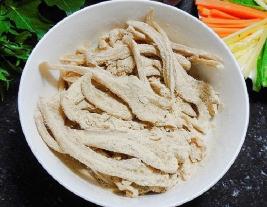 Tự làm nem tai trộn thính ngon như ngoài hàng