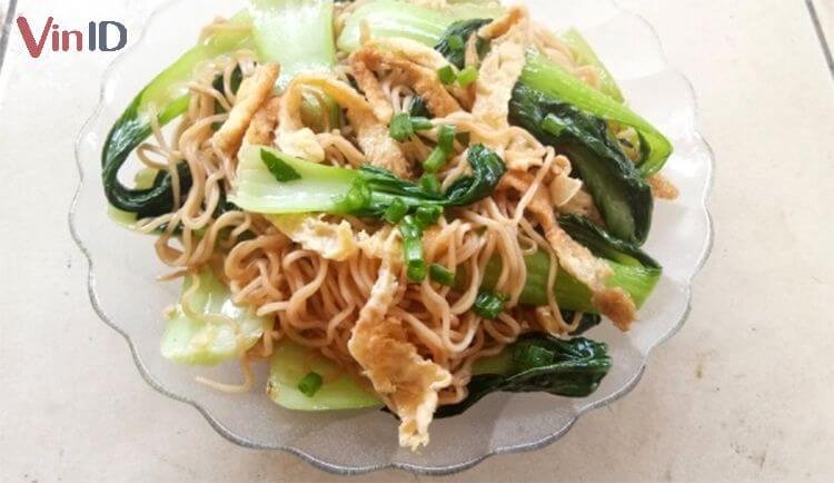 Thành phẩm mì gói xào rau cải Thành phẩm mì gói xào rau cải
