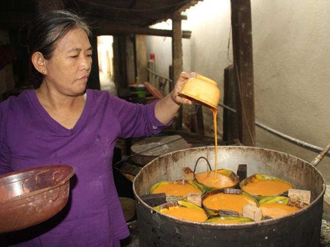 Người dân làm bánh tổ 