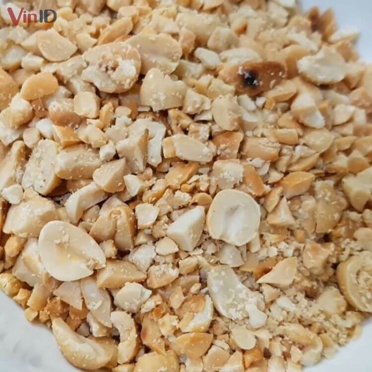 Công đoạn rang chín và giã đậu phộng