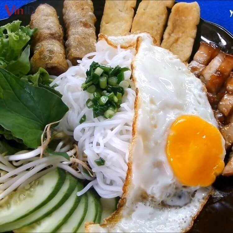 Tô bún nước tương heo quay thơm lừng, vô cùng hấp dẫn