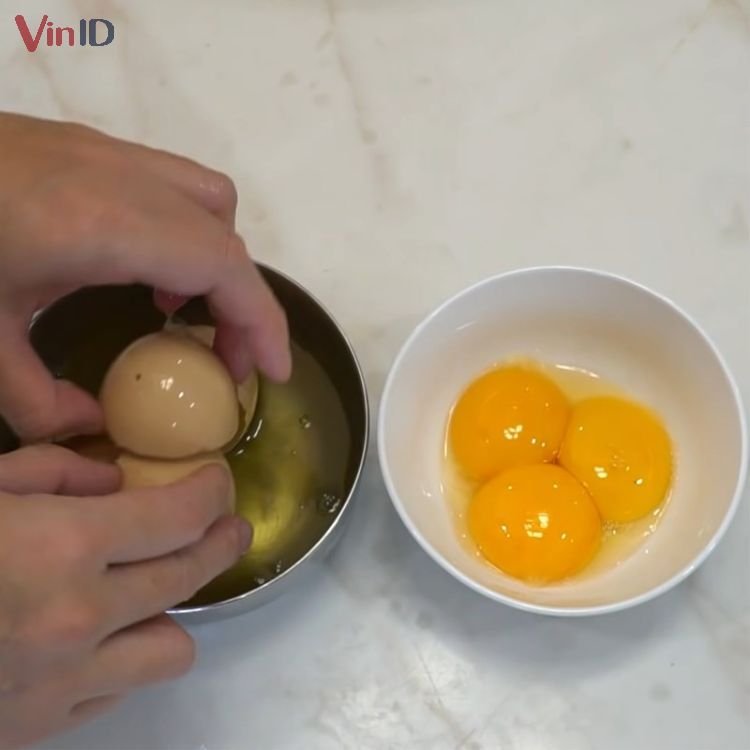 Tách lấy lòng đỏ trứng gà Tách lấy lòng đỏ trứng gà