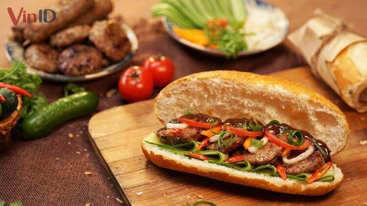 Bánh mì thịt nướng chan nước sốt Bánh mì thịt nướng chan nước sốt