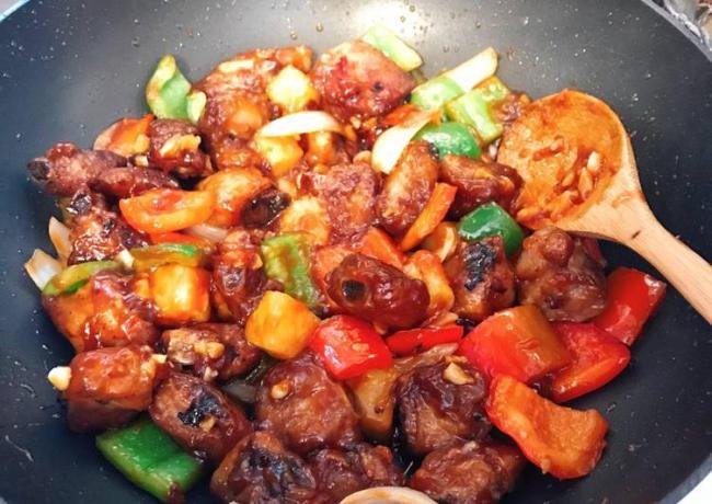 Xào sườn chua ngọt theo kiểu miền Nam còn có ớt chuông nhiều màu sắc