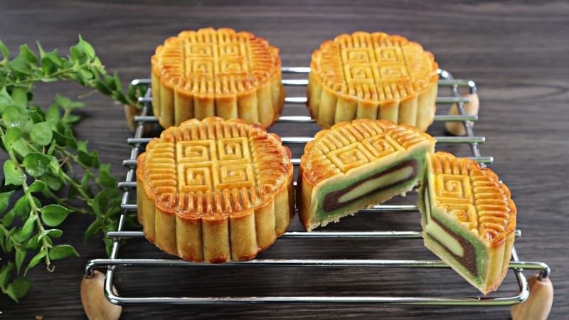 Thành phẩm Bánh trung thu nhân đậu xanh 3 lớp Thành phẩm Bánh trung thu nhân đậu xanh 3 lớp