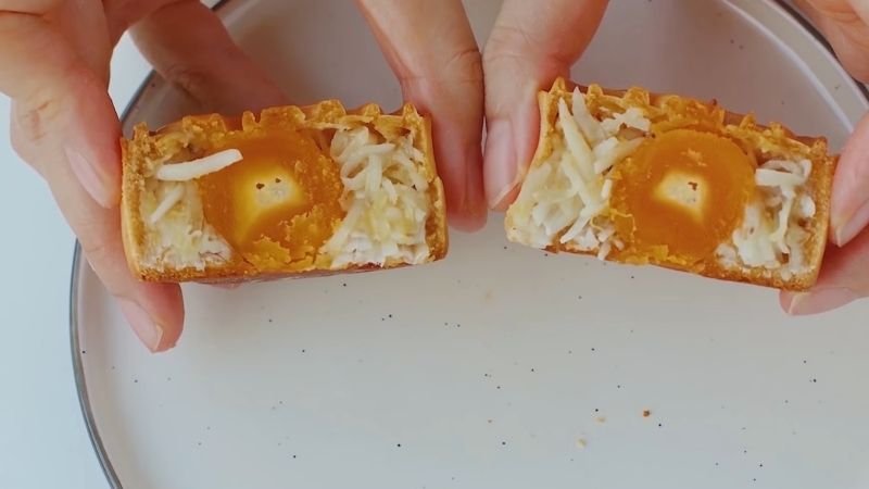 Nướng bánh lần 1 và quét bề mặt, sau đó nướng lần 2 Nướng bánh lần 1 và quét bề mặt, sau đó nướng lần 2
