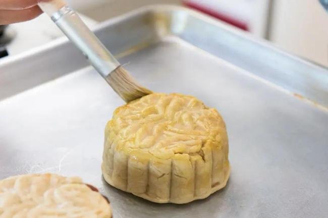 Quét hỗn hợp nước đường, trứng để tạo màu vỏ bánh trung thu