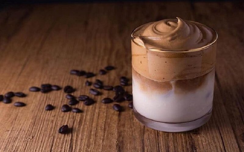Món cà phê bọt biển làm bằng tay tuy tốn thời gian nhưng chất lượng khỏi chê Món cà phê bọt biển làm bằng tay tuy tốn thời gian nhưng chất lượng khỏi chê