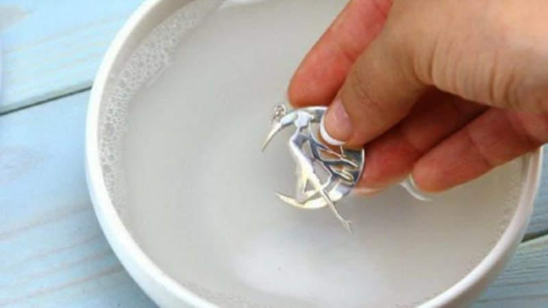  Vệ sinh trang sức thường xuyên