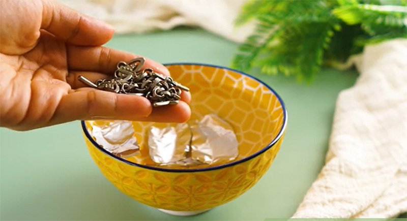 Làm sáng trang sức bạc bằng lá nhôm và muối