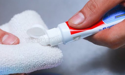 cách làm sạch kính bị ố lâu ngày