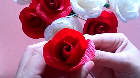 3 cách làm bông hồng bằng giấy nhún