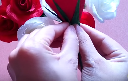 3 cách làm bông hồng bằng giấy nhún