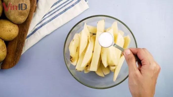 Ngâm khoai tây với nước muối