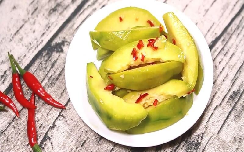 Món cóc dầm muối ớt nhìn đã mắt Món cóc dầm muối ớt nhìn đã mắt