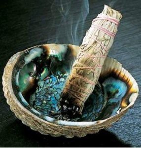1 cây nến trắng1 ít xô thơm hoặc smudge (từ này hơi khó diễn giải) tuyết tùng hoặc hương cây đàn hương1 chiếc lông lớn1 tinh thể thạch anh trắng1 cái bật lửa hoặc hộp diêmMột bàn thờ nhỏ để đặt gỗ