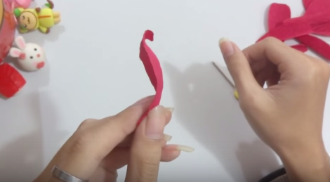3 cách làm bông hồng bằng giấy nhún