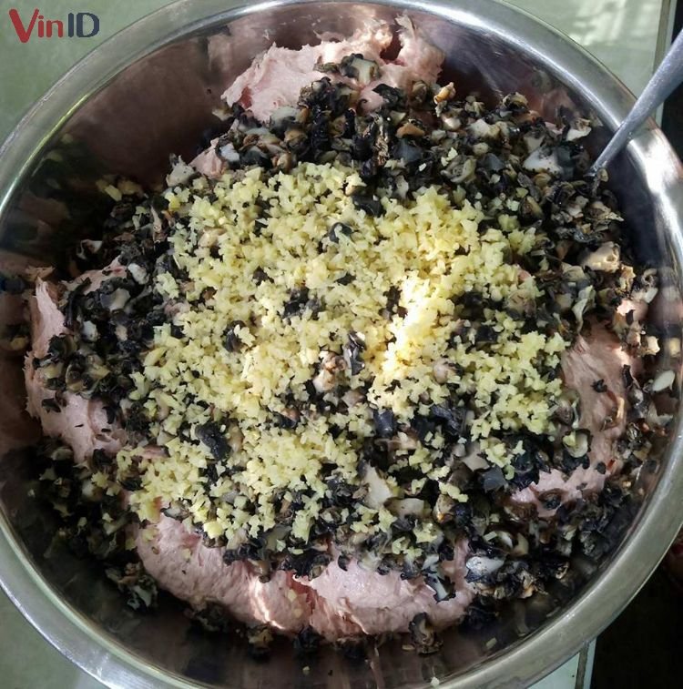 Công đoạn chế biến hỗn hợp chả ốc hấp dẫn