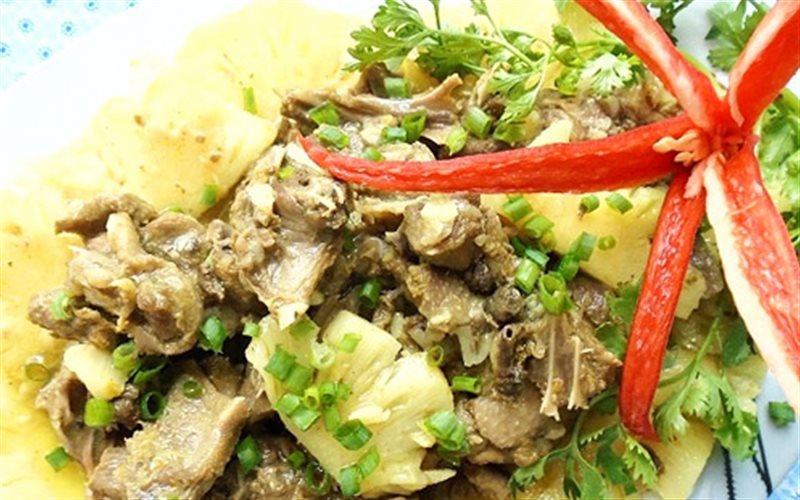 Trang trí và thưởng thức món ăn
