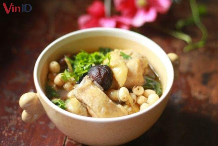 Món gà om nấm hạt sen ngọt bùi