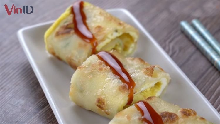Bánh trứng chiên hành cuộn phô mai. Bánh trứng chiên hành cuộn phô mai.