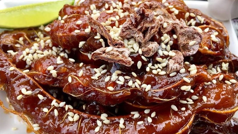 Cách làm me ngào đường rắc mè rang Cách làm me ngào đường rắc mè rang