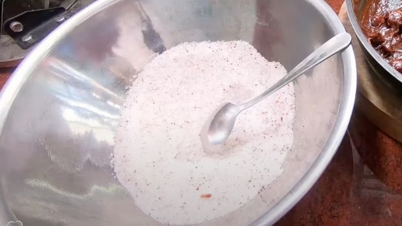 Trộn hỗn hợp đường nâu, muối và bột ớt Trộn hỗn hợp đường nâu, muối và bột ớt