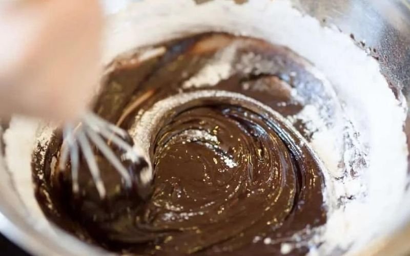 Trộn bơ lạt và bột cacao Trộn bơ lạt và bột cacao