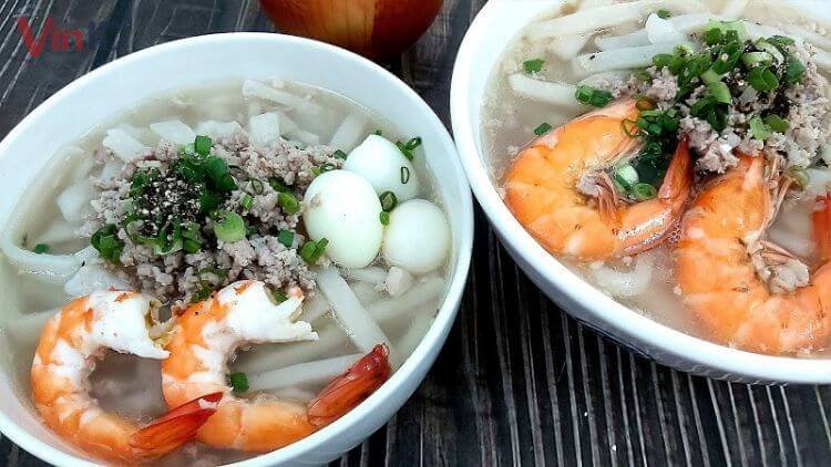 Nước dùng bánh canh tôm thịt đậm đà mùi cốt dừa Nước dùng bánh canh tôm thịt đậm đà mùi cốt dừa