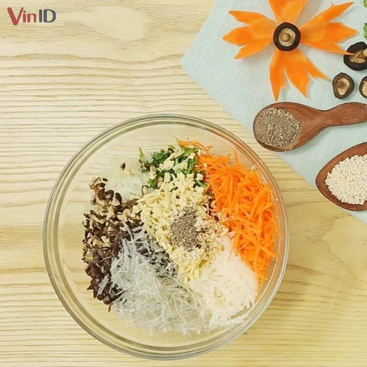 Trộn đều các nguyên liệu để làm nhân
