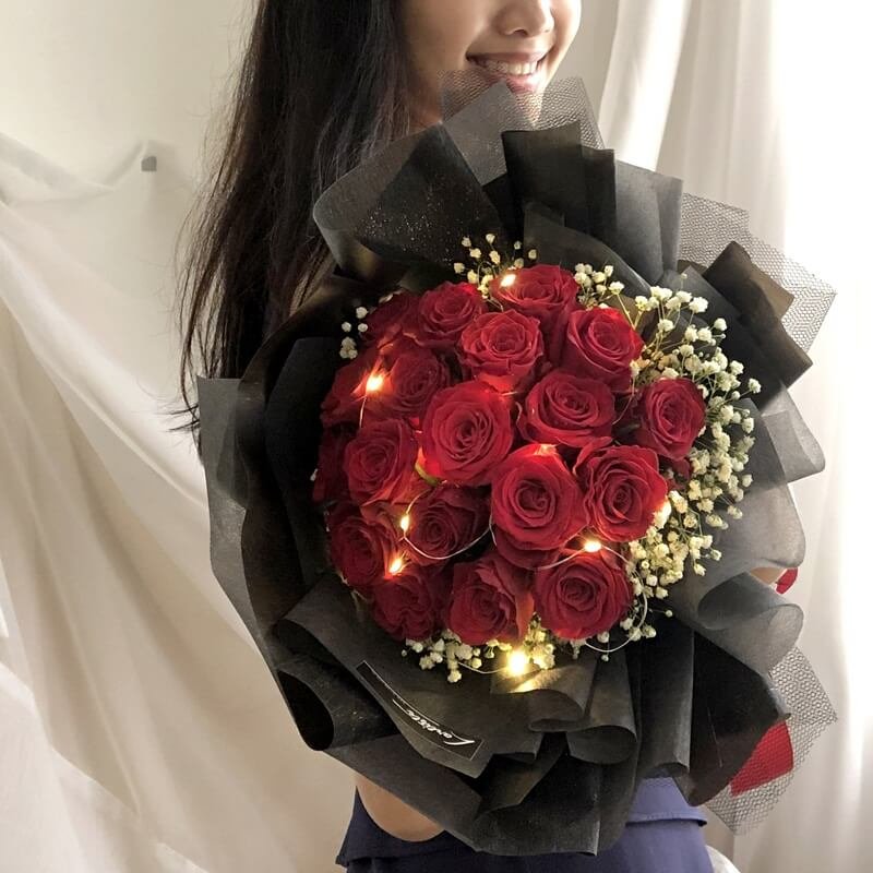 Sử dụng tiếp phần giấy gói làm thành những cánh nơ