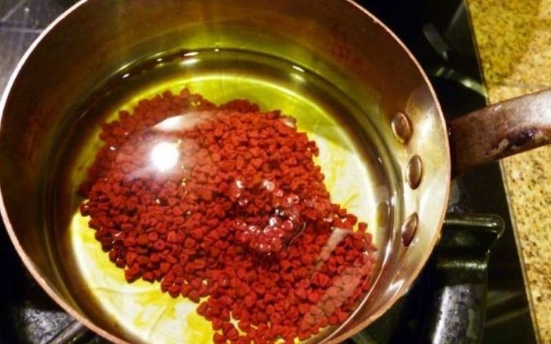 Đầu tiên bạn cho hạt điều vào chảo, tiếp đến là 2/3 lít dầu ăn Đầu tiên bạn cho hạt điều vào chảo, tiếp đến là 2/3 lít dầu ăn