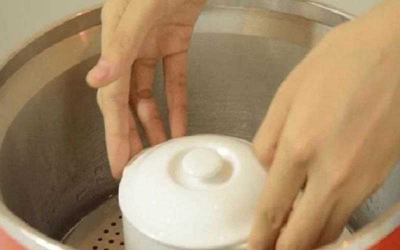 Chưng cách thuỷ nước cốt lá dứa Chưng cách thuỷ nước cốt lá dứa