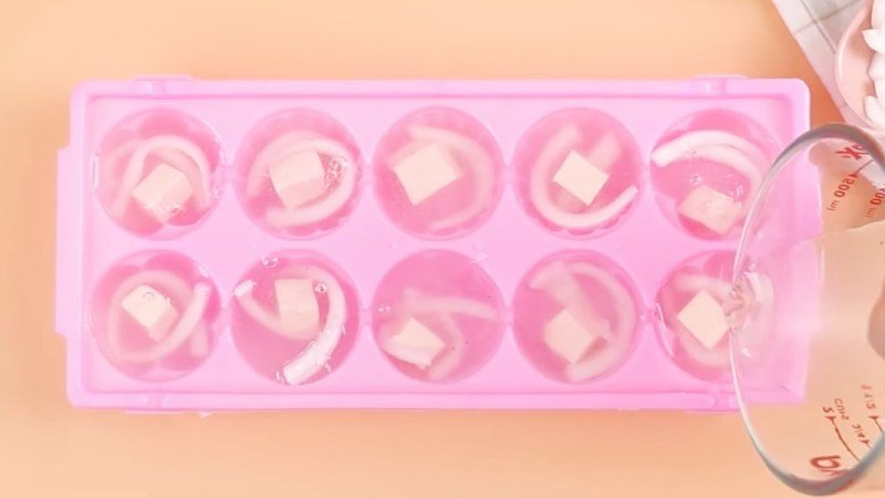 Rót rau câu vào khuôn