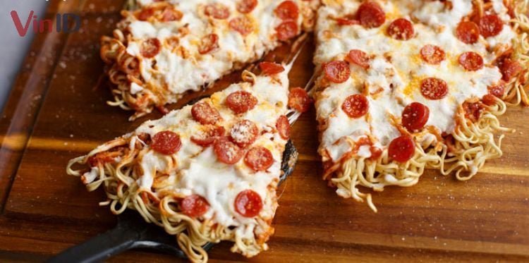 Pizza mì tôm nhân xúc xích, lạp xưởng