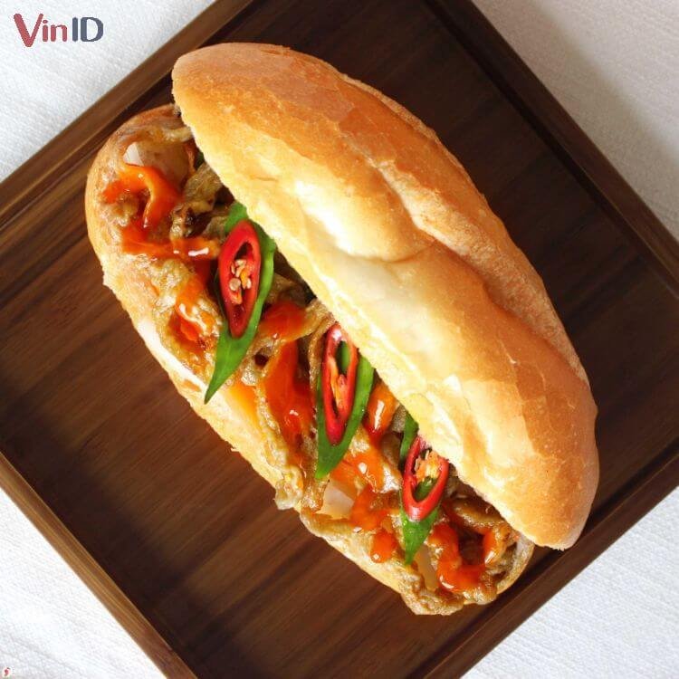 Bánh mì chả cá chan nước sốt Bánh mì chả cá chan nước sốt