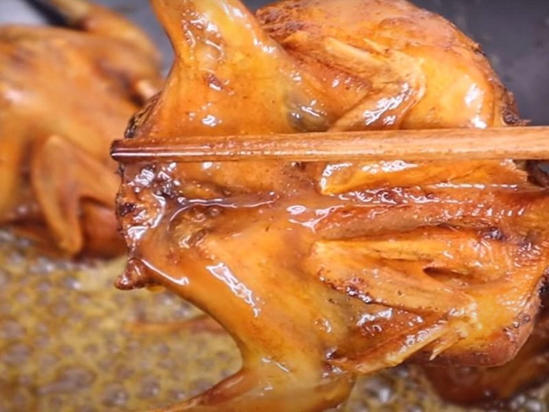 Hoàn thành món chim cút chiên nước mắm đảm bảo khiến khách đến chơi ngon miệng